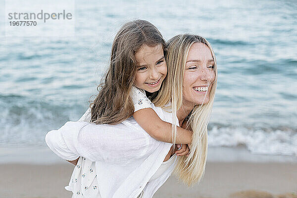 Die Liebe der Mutter zur Tochter. Mutter und Tochter spielen am Meer