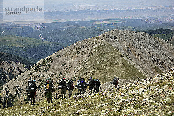 Eine Gruppe von Outward Bound-Schülern wandert einen Berg in der Nähe von Moab  Utah  hinunter.