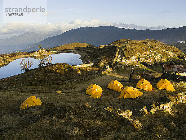 Das Zeltlager einer Trekkinggruppe in der Nähe eines Sees im Osten Nepals.