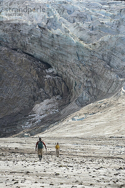 Zwei Menschen wandern auf einem Gletscher in Alaska  USA.