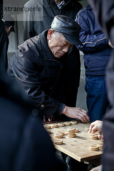 Mann spielt chinesisches Schach (Xiangqi)  Himmelstempel  Peking  China