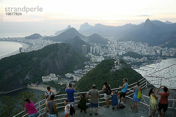 Menschen auf dem Gipfel des Pao Asucar oder Zuckerhuts mit Blick über die Stadt  Rio de Janeiro  Brasilien.