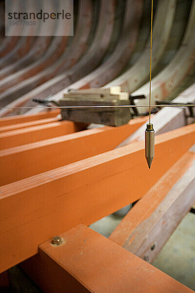 Ein Holzboot wird restauriert.