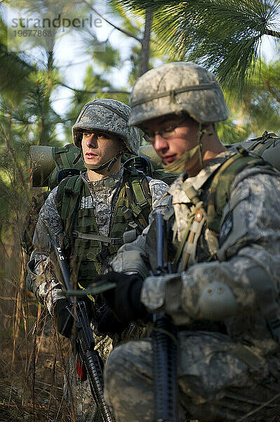 Während einer Feldübung patrouillieren Soldaten durch den Wald.