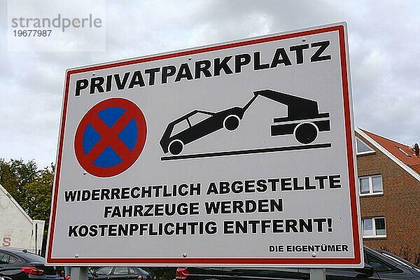Schild Privatparkplatz  Absolutes Halteverbot  Norddeich  Norden  Ostfriesland  Niedersachsen  Deutschland  Europa