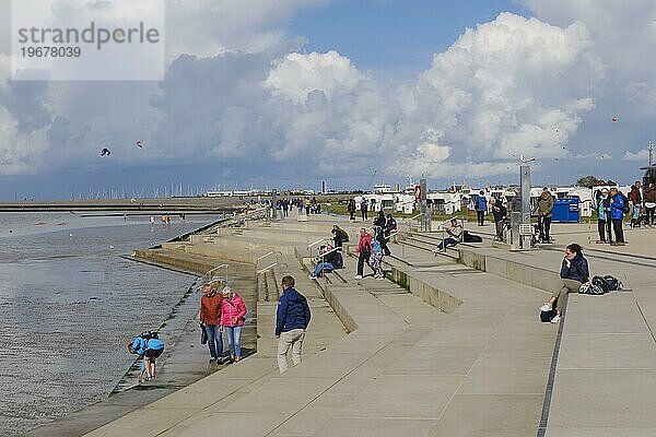 Touristen auf der Promenade am Strand  Norddeich  Norden  Nordsee  Ostfriesland  Niedersachsen  Deutschland  Europa