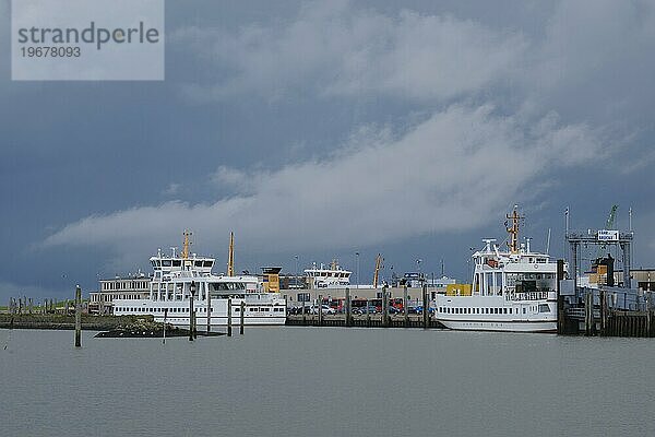 Schiffe im Hafen  Dunkle Wolken über dem Meer  Norddeich  Norden  Nordsee  Ostfriesland  Niedersachsen  Deutschland  Europa