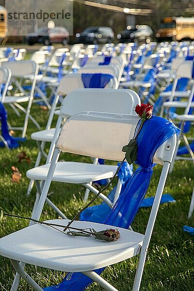 West Bloomfield  Michigan USA  3. November 2023  Temple Shir Shalom: 220 weiße Stühle mit blauen Bändern  jeder Stuhl steht für eine der israelischen und ausländischen Geiseln  die von der Hamas im Gazastreifen festgehalten werden