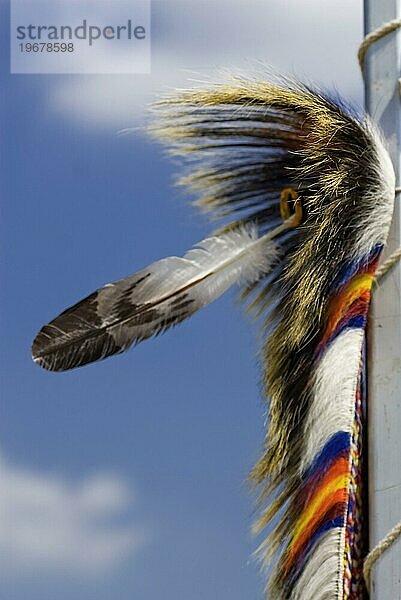 Indianerschmuck mit Feder  POWOW  Indianer  Indigene  Urbewohner  Stamm  USA  Nordamerika