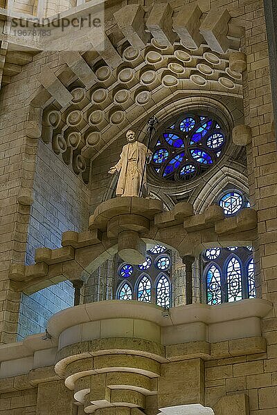 Innenaufnahme der Familia Sagrada von dem Architekten Antonio Gaudi in Barcelona  Spanien  Europa