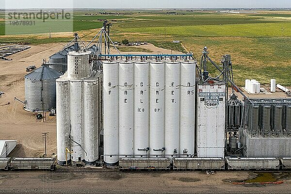 Roggen  Colorado  Die Roggen Farmers Elevator Association lagert und vermarktet Getreide für ihre Mitgliedsbetriebe. Der Verband ist eine Genossenschaft  die mehrere Getreidesilos im Osten Colorados besitzt