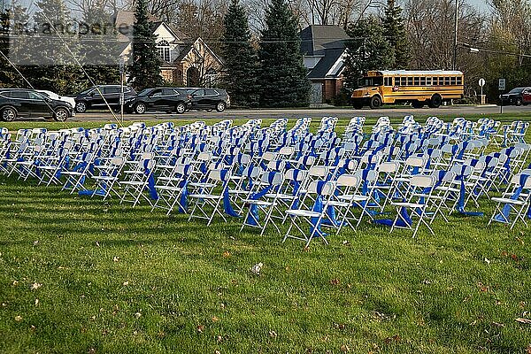 West Bloomfield  Michigan USA  3. November 2023  Temple Shir Shalom: 220 weiße Stühle mit blauen Bändern  jeder Stuhl steht für eine der israelischen und ausländischen Geiseln  die von der Hamas im Gazastreifen festgehalten werden