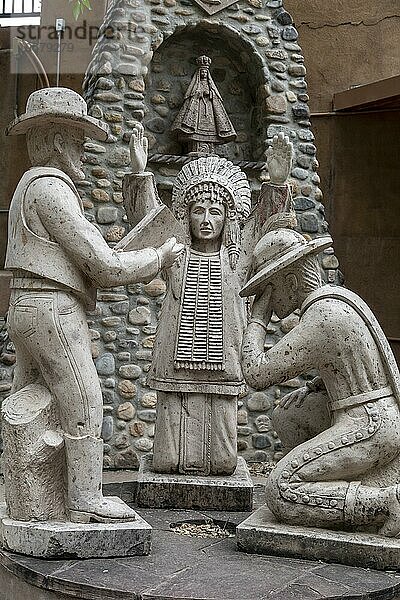 Chimayo  New Mexico  Das Drei Kulturen Denkmal im El Santuario de Chimayo  einem römisch katholischen Wallfahrtsort in den Bergen des nördlichen New Mexico