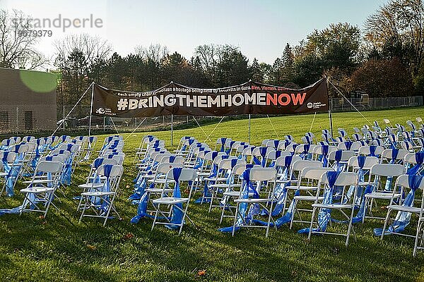 West Bloomfield  Michigan USA  3. November 2023  Temple Shir Shalom: 220 weiße Stühle mit blauen Bändern  jeder Stuhl steht für eine der israelischen und ausländischen Geiseln  die von der Hamas im Gazastreifen festgehalten werden