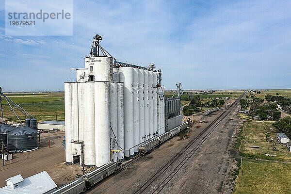 Roggen  Colorado  Die Roggen Farmers Elevator Association lagert und vermarktet Getreide für ihre Mitgliedsbetriebe. Der Verband ist eine Genossenschaft  die mehrere Getreidesilos im Osten Colorados besitzt