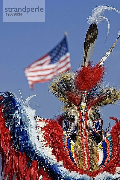 Indianerschmuck mit Feder  POWOW  Indianer  Indigene  Urbewohner  Stamm  Flagge  Tanz USA