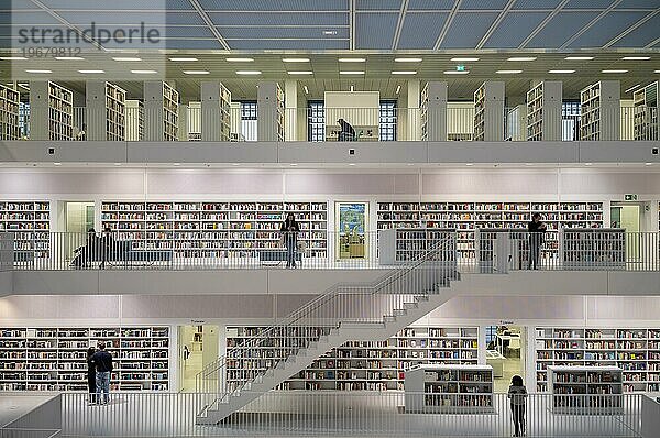 Innenaufnahme  Galeriesaal mit Treppenaufgängen der Stadtbibliothek  Architekt Eun Young Yi  Stuttgart  Baden-Württemberg  Deutschland  Europa