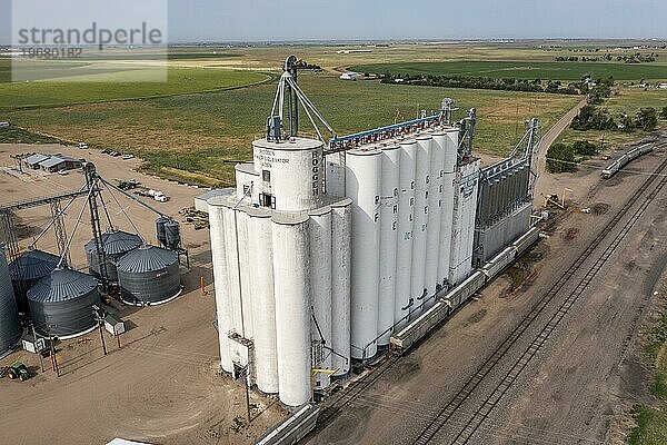 Roggen  Colorado  Die Roggen Farmers Elevator Association lagert und vermarktet Getreide für ihre Mitgliedsbetriebe. Der Verband ist eine Genossenschaft  die mehrere Getreidesilos im Osten Colorados besitzt