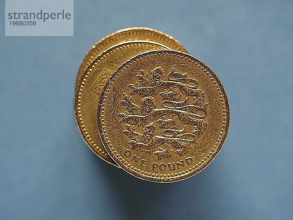 1 Pfund Münze  Vereinigtes Königreich über blau mit Kopierraum