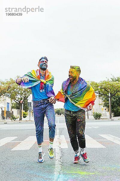 Homosexuelle Männer bunten Pulver Spaß haben Straße