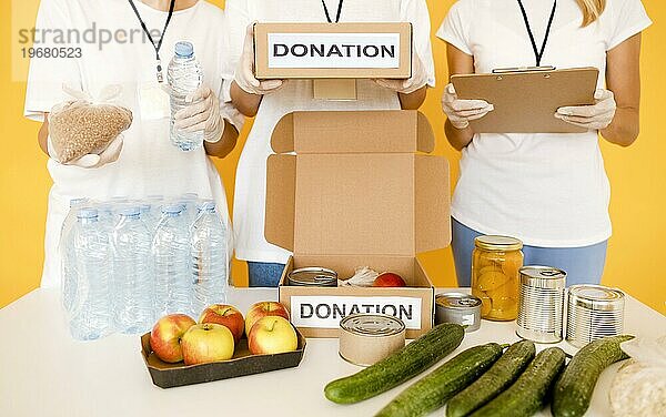 Menschen bereiten Spendendosen mit Lebensmitteln für den Tag vor