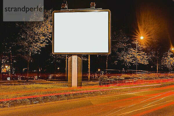 Lichtspuren in der Nacht im Innenstadtbereich