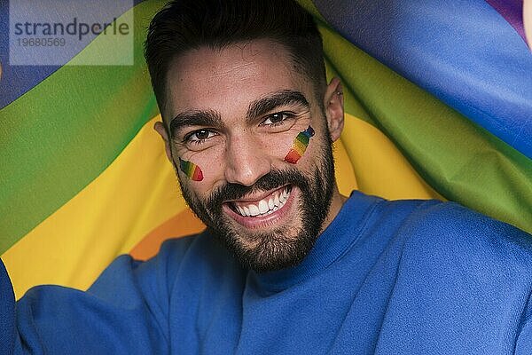 Mann mit lgbt Regenbogengesicht Schwulenparade