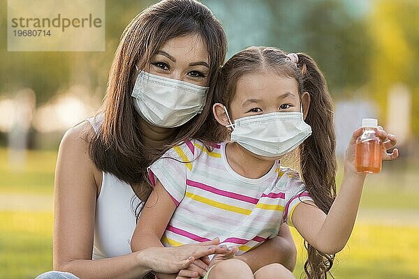 Porträt asiatische Mutter Tochter mit Gesichtsmasken