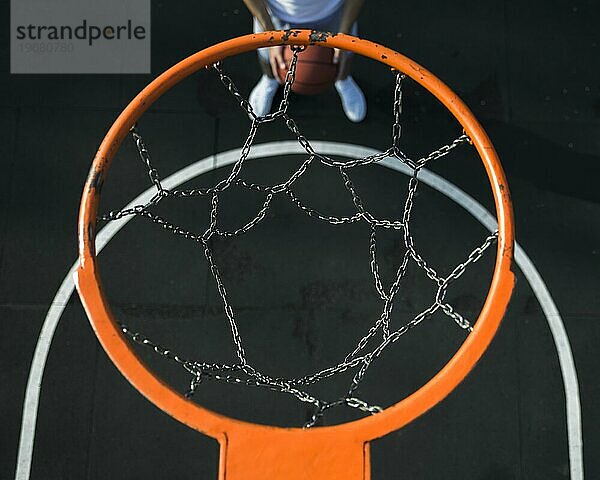 Metallischer Basketballkorb in der Draufsicht