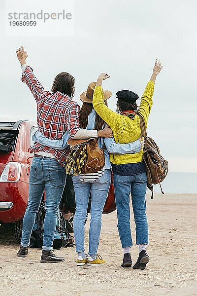 Mann Frauen umarmen in der Nähe von Auto Meer Strand