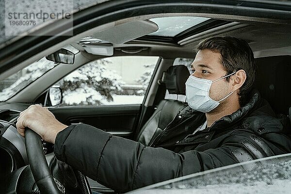Seitenansicht Mann mit medizinischer Maske Autofahren Road Trip