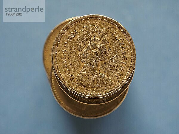 1 Pfund Münze  Vereinigtes Königreich über blau mit Kopierraum in London