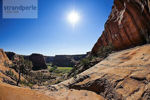 Gegenlicht  Sonne  Übersicht im Nationalpark Chelly Canyon  Arizona  USA  Nordamerika