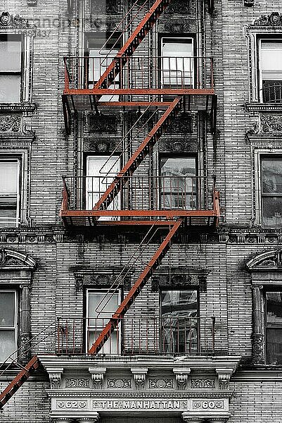 Feuertreppe an Hauswand  Sicherheit  rot  Geschichte  historisch  Altbau  Manhattan  New York