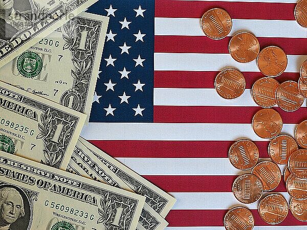 Dollarnoten und Münzen und Flagge der Vereinigten Staaten