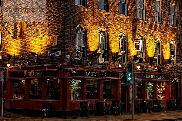 Blaue Stunde am Liffey  Dublin  Irland  Europa