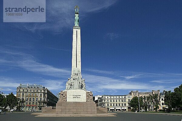 Freiheitsdenkmal  Freiheitsboulevard mit Allegorie  Statue der Freiheit  Unabhängigkeit  Riga  Lettland  Europa