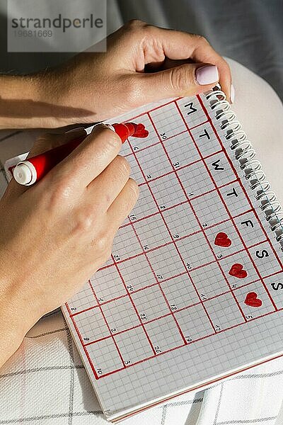 Hohe Ansicht Menstruationskalender mit Herzen