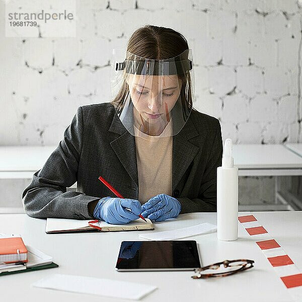 Porträt einer Frau bei der Arbeit mit Gesichtsschutz