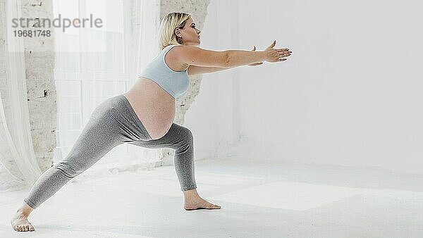 Seitenansicht schwangere Frau macht Übungen