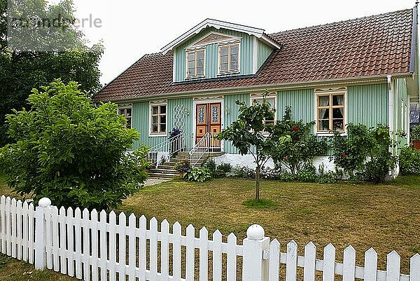 Bunte Holzfassade von einem schwedischen Holzhaus  Fassade  farbig  typisch  Kristianopel  Schweden  Europa