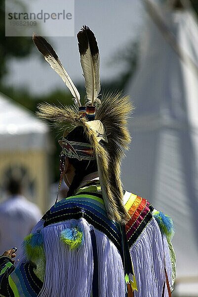 Indianer mit Kopfschmuck  geschmückt bei einem Powwow  Indianer  Indigene  Ureinwohner  USA  Nordamerika
