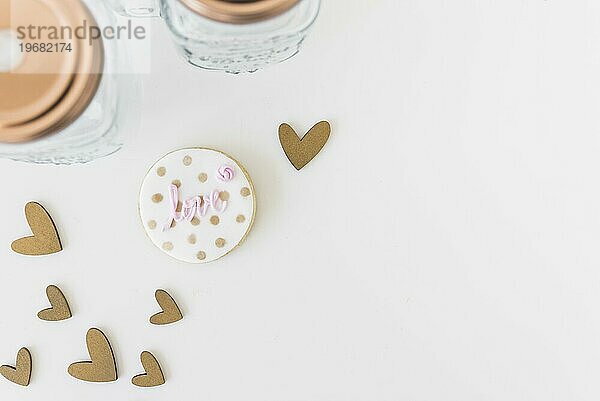Liebe Text hausgemachte Kekse mit Herzform isoliert weißen Hintergrund