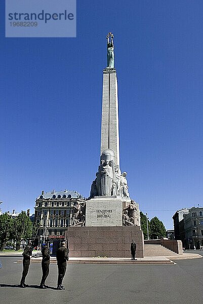 Freiheitsdenkmal  Freiheitsboulevard mit Allegorie  Statue der Freiheit  Unabhängigkeit  Riga  Lettland  Europa
