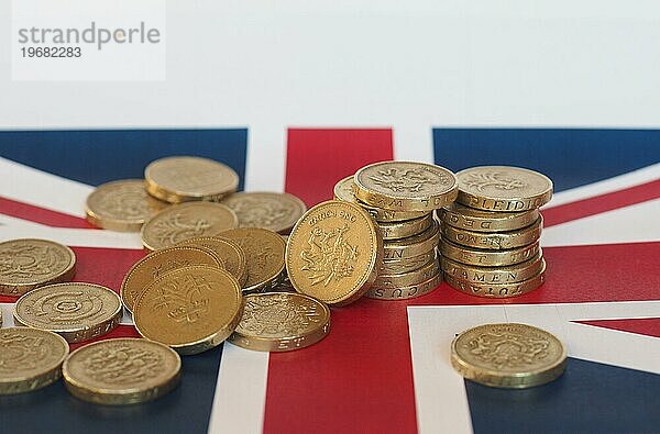 Pfund Münzen  Vereinigtes Königreich über Flagge