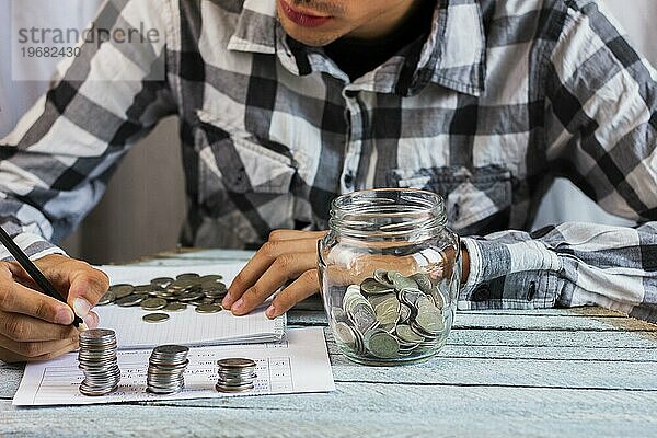 Glas mit Sparmünzen Tabelle