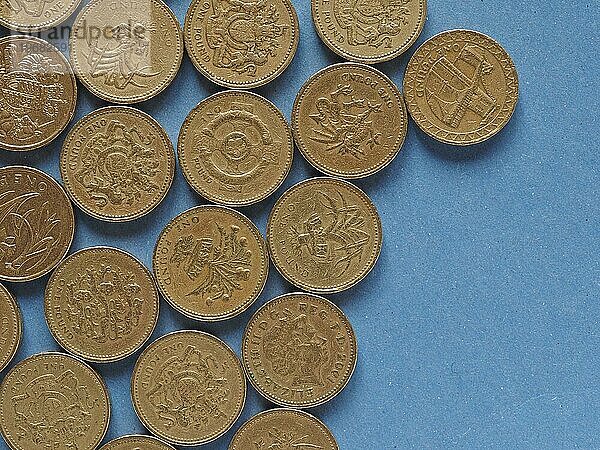 Pfundmünzen  Vereinigtes Königreich über blau mit Kopierraum