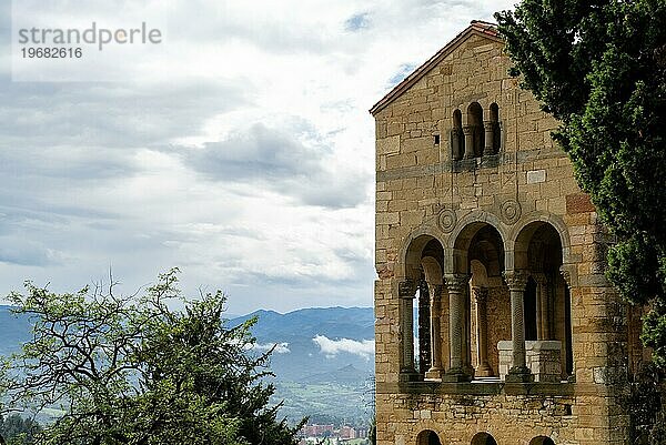 Präromanische Kirche Santa Maria del Naranco  Loggia auf der östlichen Seite mit Altar  von Norden aus gesehen  Monte Naranco  Oviedo  Asturien  Principado de Asturias  Spanien  Europa