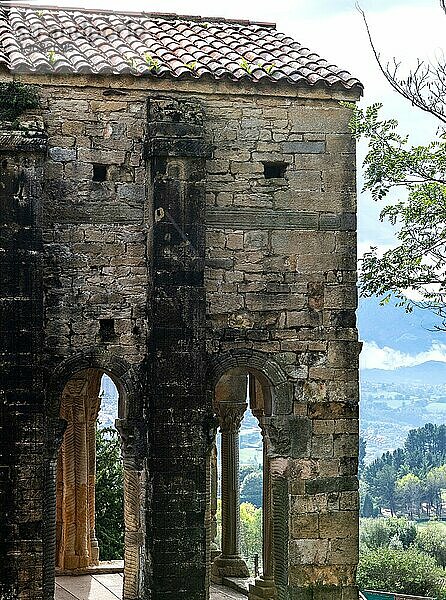 Präromanische Kirche Santa Maria del Naranco  westliche Seite  von Norden aus gesehen  Monte Naranco  Oviedo  Asturien  Principado de Asturias  Spanien  Europa