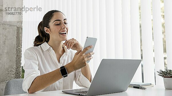 Seitenansicht Geschäftsfrau mit Smartphone Laptop